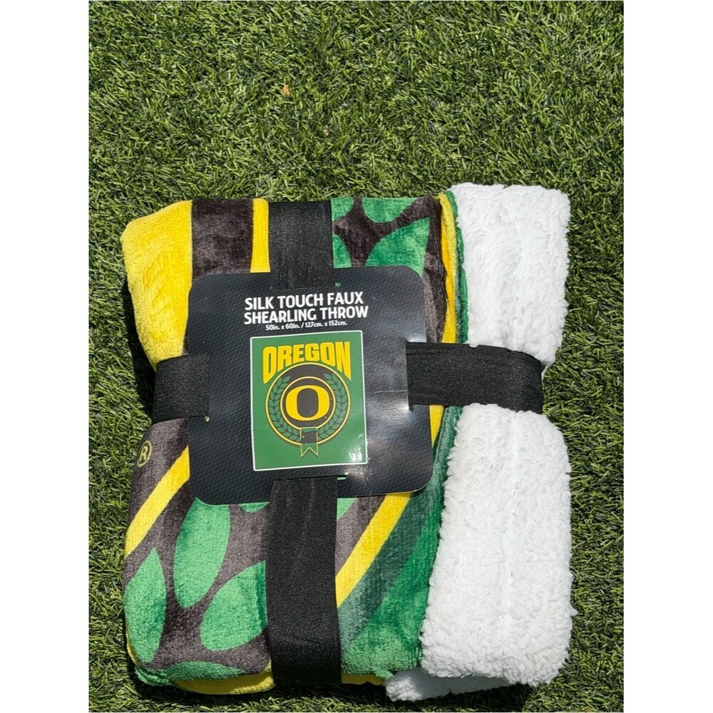 NCAA Oregon Ducks Yellow Green Black White Silk Touch Faux Shearling Throw